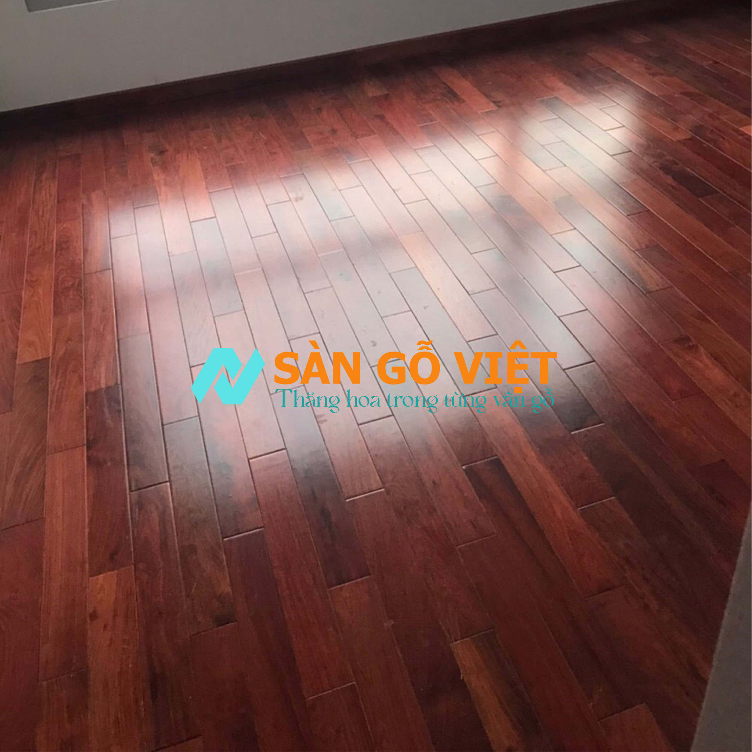Sàn màu tối
